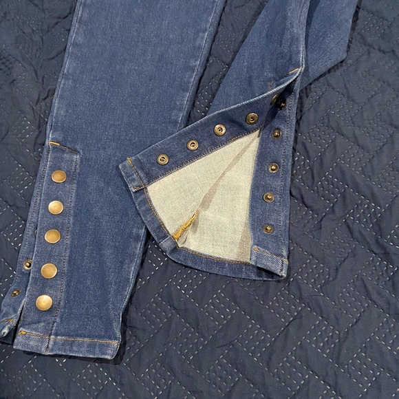 I’m into  damaged in distress jeans - Picture 2 of 8